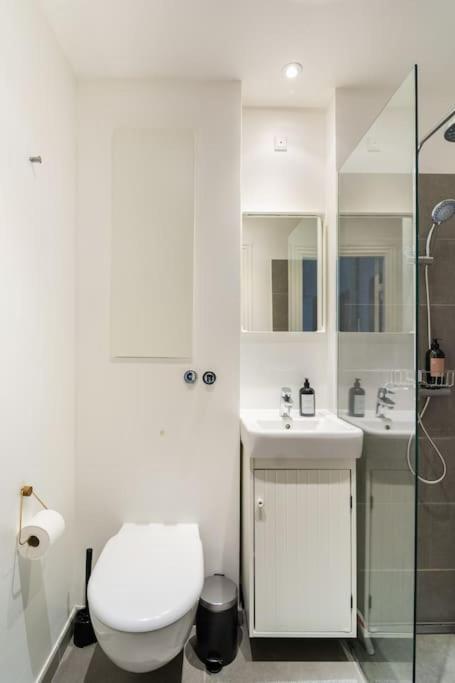 Cozy Apartment In Christianshavn W Two Balconies. โคเปนเฮเกน ภายนอก รูปภาพ