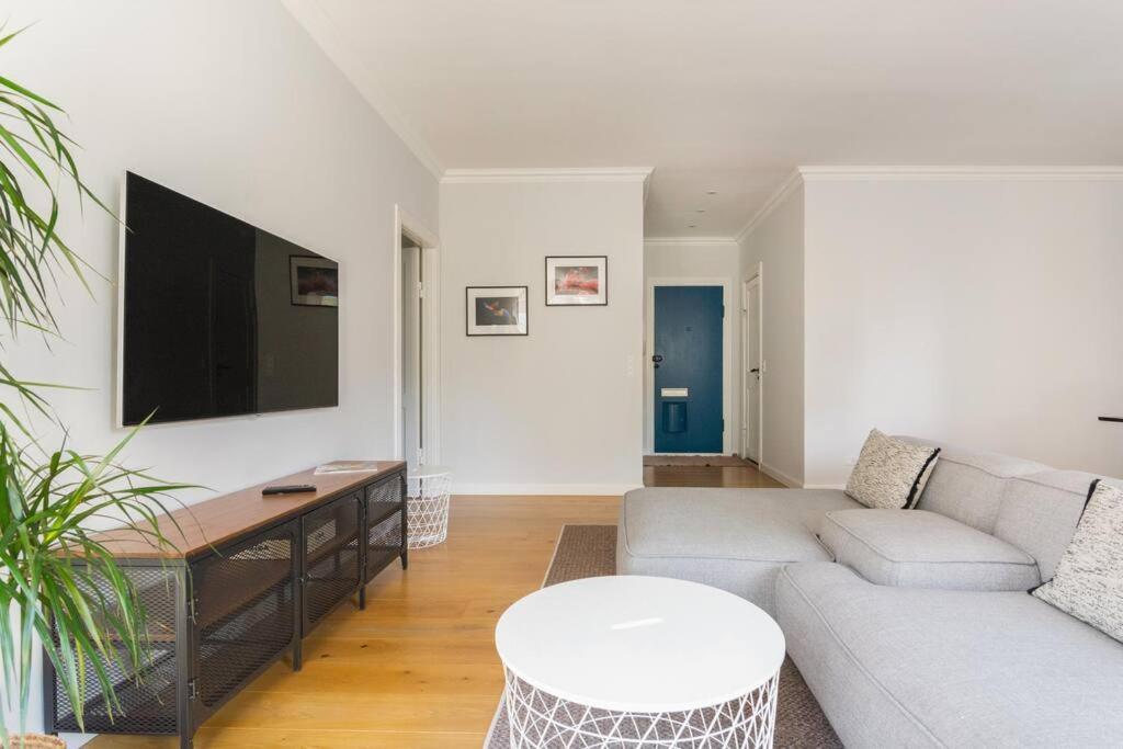 Cozy Apartment In Christianshavn W Two Balconies. โคเปนเฮเกน ภายนอก รูปภาพ