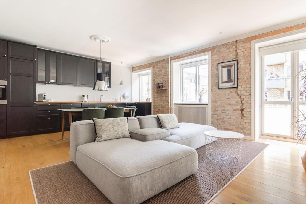 Cozy Apartment In Christianshavn W Two Balconies. โคเปนเฮเกน ภายนอก รูปภาพ