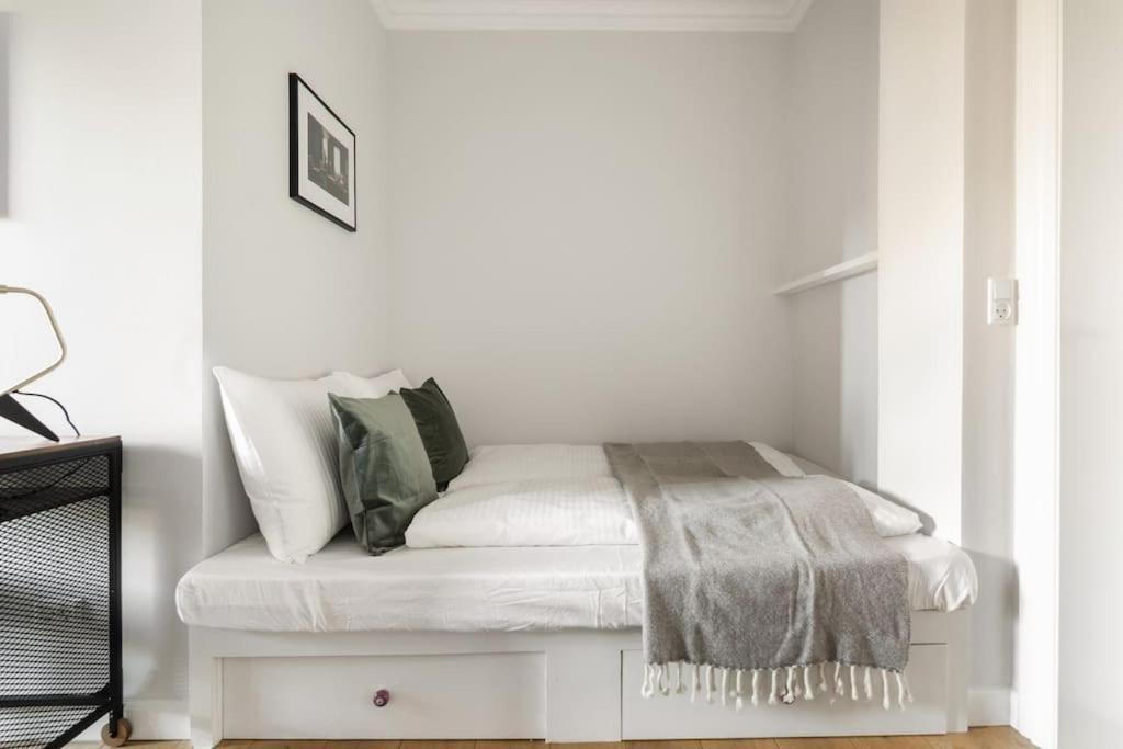 Cozy Apartment In Christianshavn W Two Balconies. โคเปนเฮเกน ภายนอก รูปภาพ