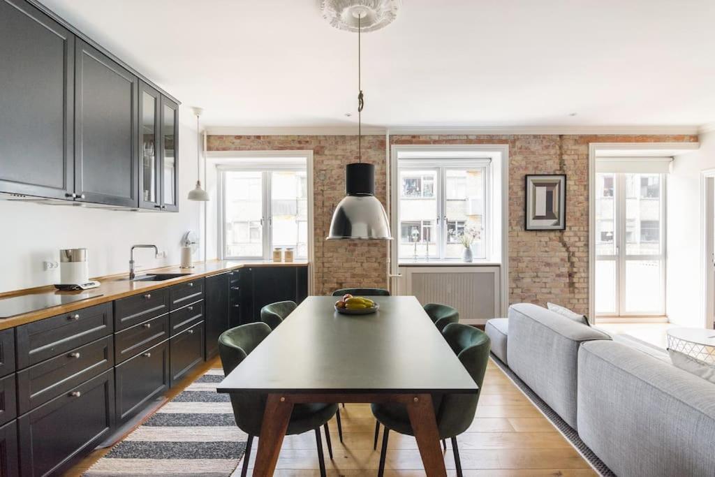 Cozy Apartment In Christianshavn W Two Balconies. โคเปนเฮเกน ภายนอก รูปภาพ