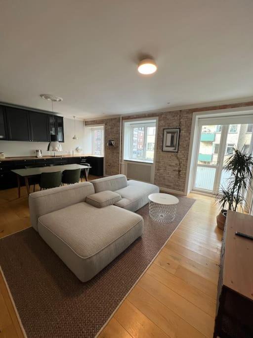 Cozy Apartment In Christianshavn W Two Balconies. โคเปนเฮเกน ภายนอก รูปภาพ