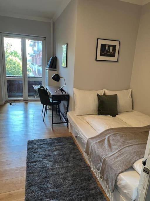 Cozy Apartment In Christianshavn W Two Balconies. โคเปนเฮเกน ภายนอก รูปภาพ