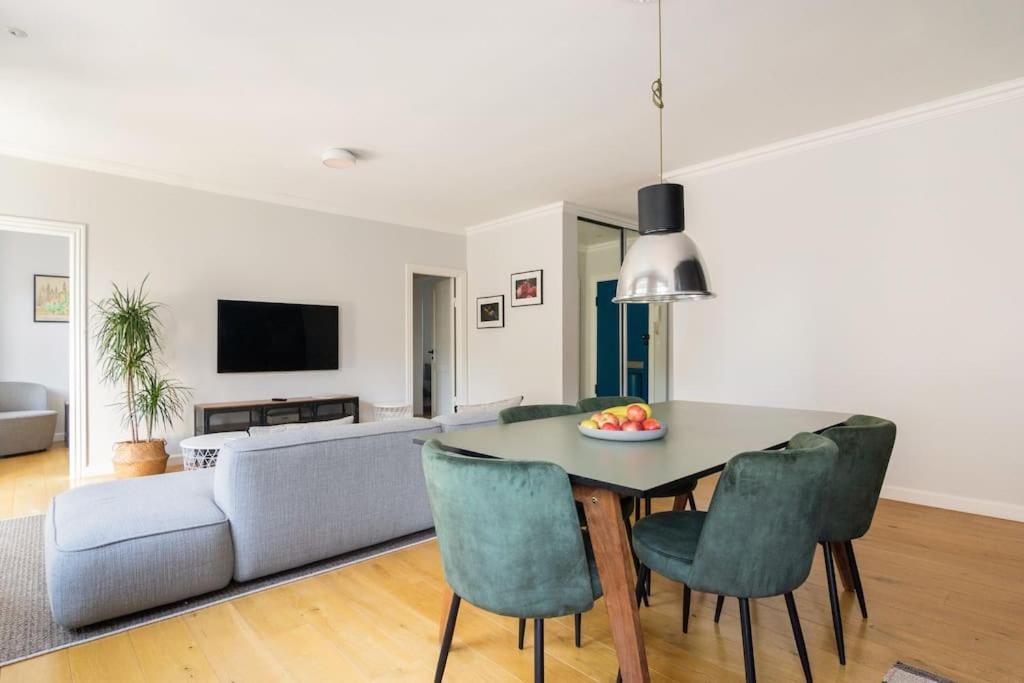 Cozy Apartment In Christianshavn W Two Balconies. โคเปนเฮเกน ภายนอก รูปภาพ